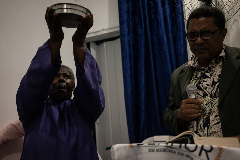Culto na Igreja de Obra e Restauração Cura e Milagre. Para a antropóloga Lívia Reis, a oferta de assistência é um atrativo que vai muito além de 'dar comida na rua'. Igrejas promovem atividades da música ao UFC, criando um senso de comunidade próprio