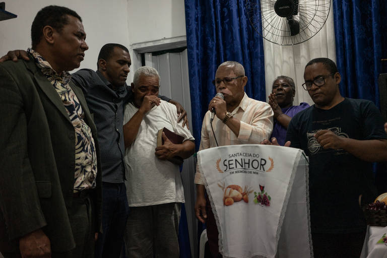 Culto na Igreja de Obra e Restauração Cura e Milagre. Para Reis, a fé se converte num espaço imaginário de pertencimento que quase monopoliza a vida do crente, que é acolhido mesmo fora do templo