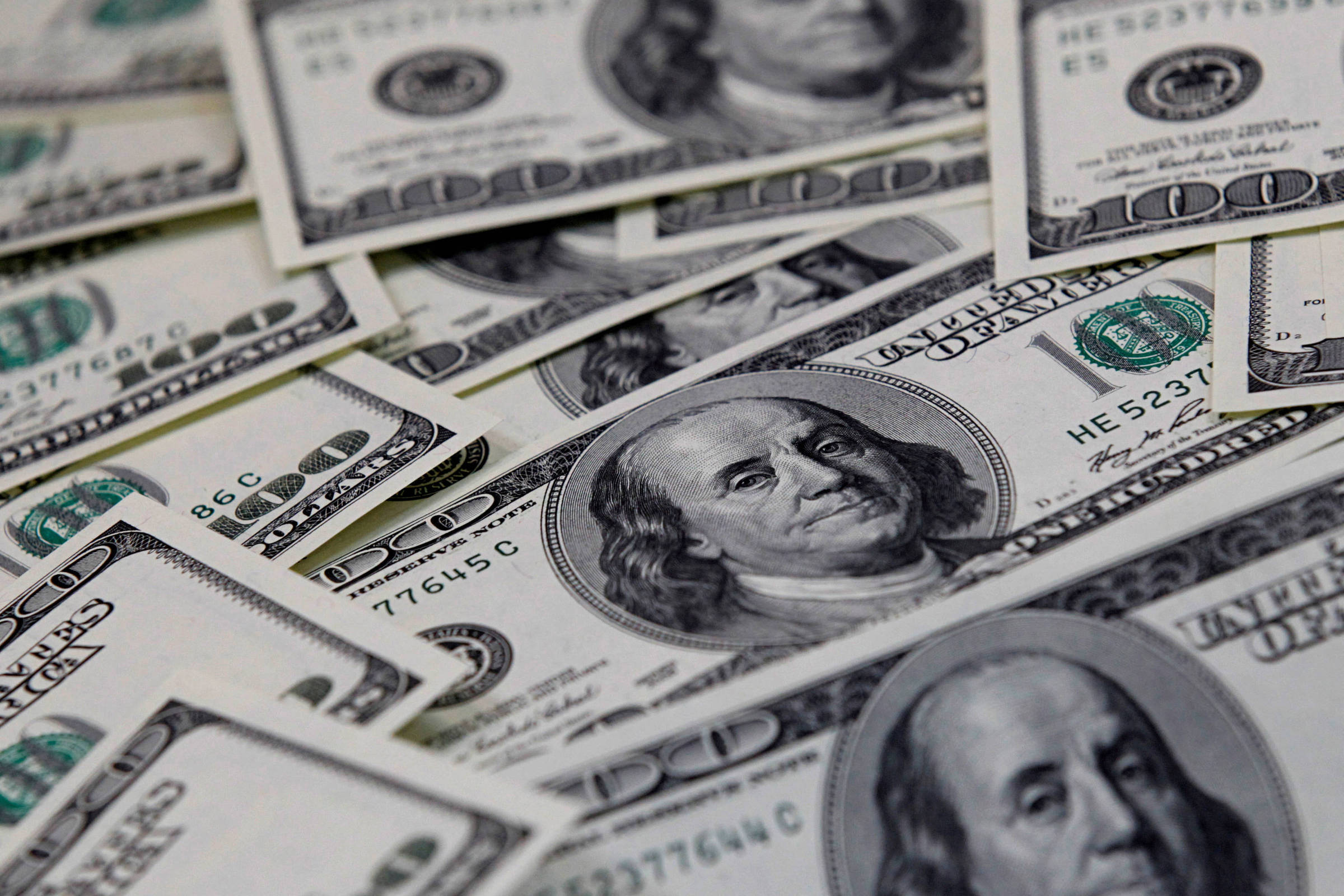 Dólar fica estável em R$ 4,90 com mercado à espera da inflação dos EUA