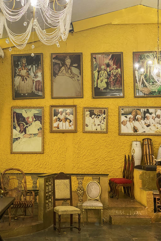 Detalhes do barracão do terreiro Ilê Olá Omi Axé Oô Àráká, com quadros dos Orixás do candomblé