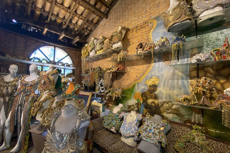 Ateliê do terreiro Ilê Olá Omi Axé Àráká, em São Bernardo, onde são confeccionadas as paramentas dos orixás