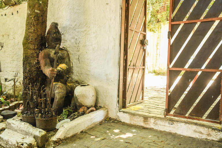 Na entrada do terreiro Ilê Olá Omi Axé Opô Àráká, em São Bernardo, há um representação de Exu, que olha para quem entra e para quem sai do espaço