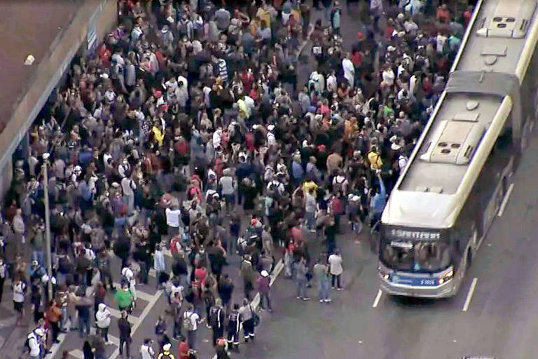 Passageiros provocam tumulto ao tentar embarcar em ônibus na avenida Tiradentes em frente à Estação Luz devido a falha na eletrificação na manhã de sexta-feira (18)