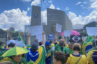 Bolsonaristas protestam em frente ao Comando Militar do Sudoeste