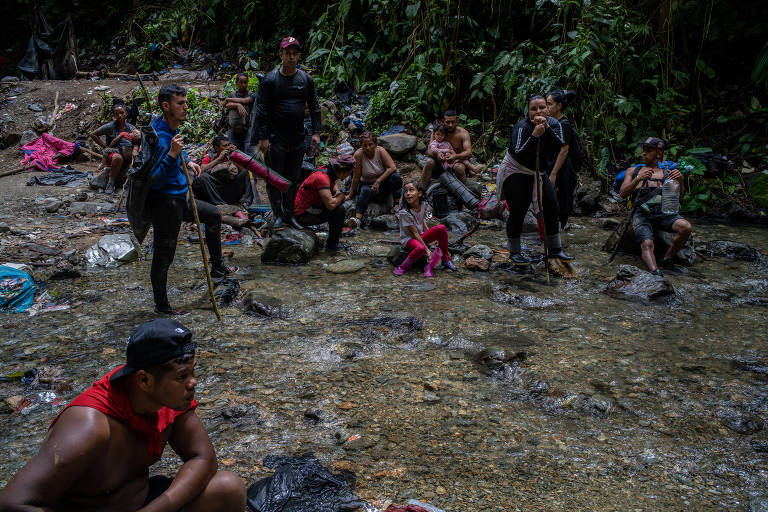 Migrantes arriscam a vida em travessia na perigosa floresta de Darién