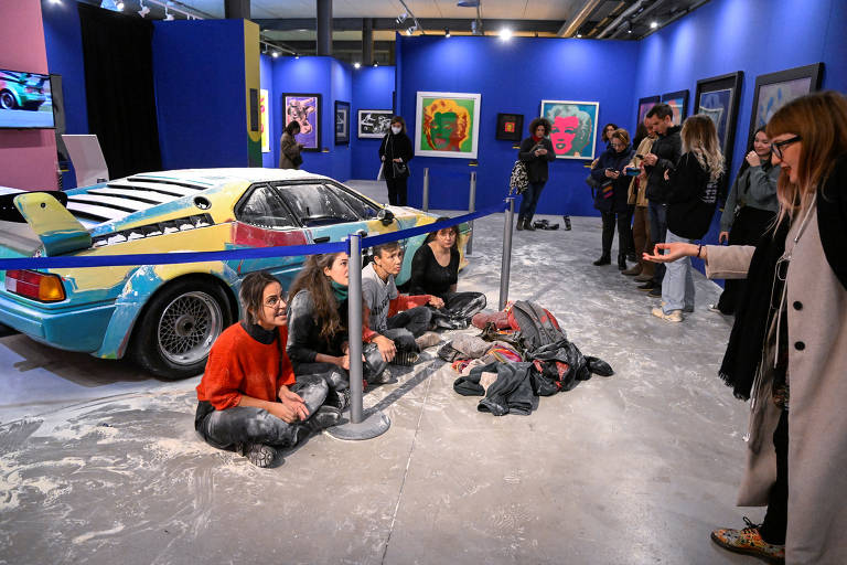 Ativistas jogam farinha em obra de Andy Warhol; veja imagens