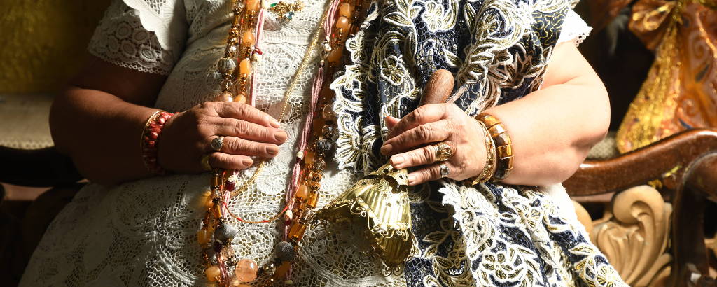 Detalhe de Carmen de Oxum, ialorixá do Ilê Obá Omi Axé Opô Aracá, terreiro de São Bernardo do Campo tombado em 2019 como patrimônio cultural