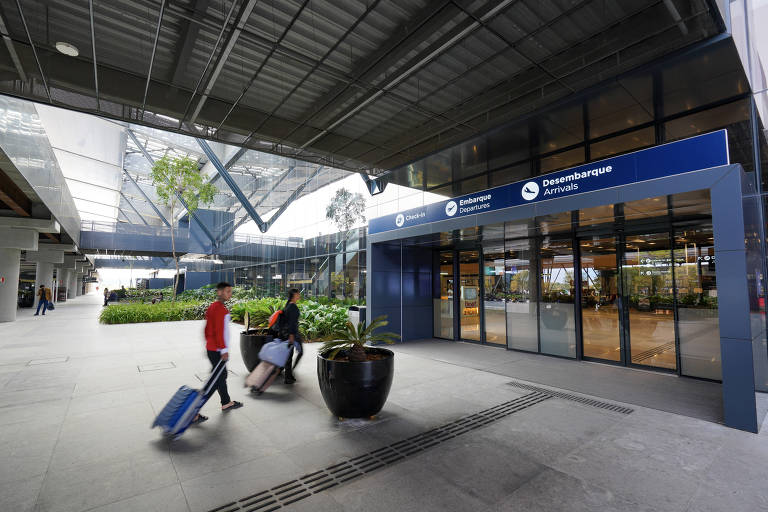 Aeroporto de Florianópolis registra alta de 19% no fluxo de passageiros em meio a tragédia no RS