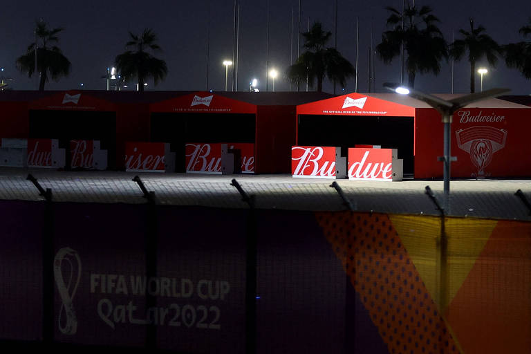 Estandes da Budweiser ao redor do estádio Abdullah bin Khalifa, em Doha; monarquia qatari proibiu a venda de cerveja nos estádios da Copa do Mundo