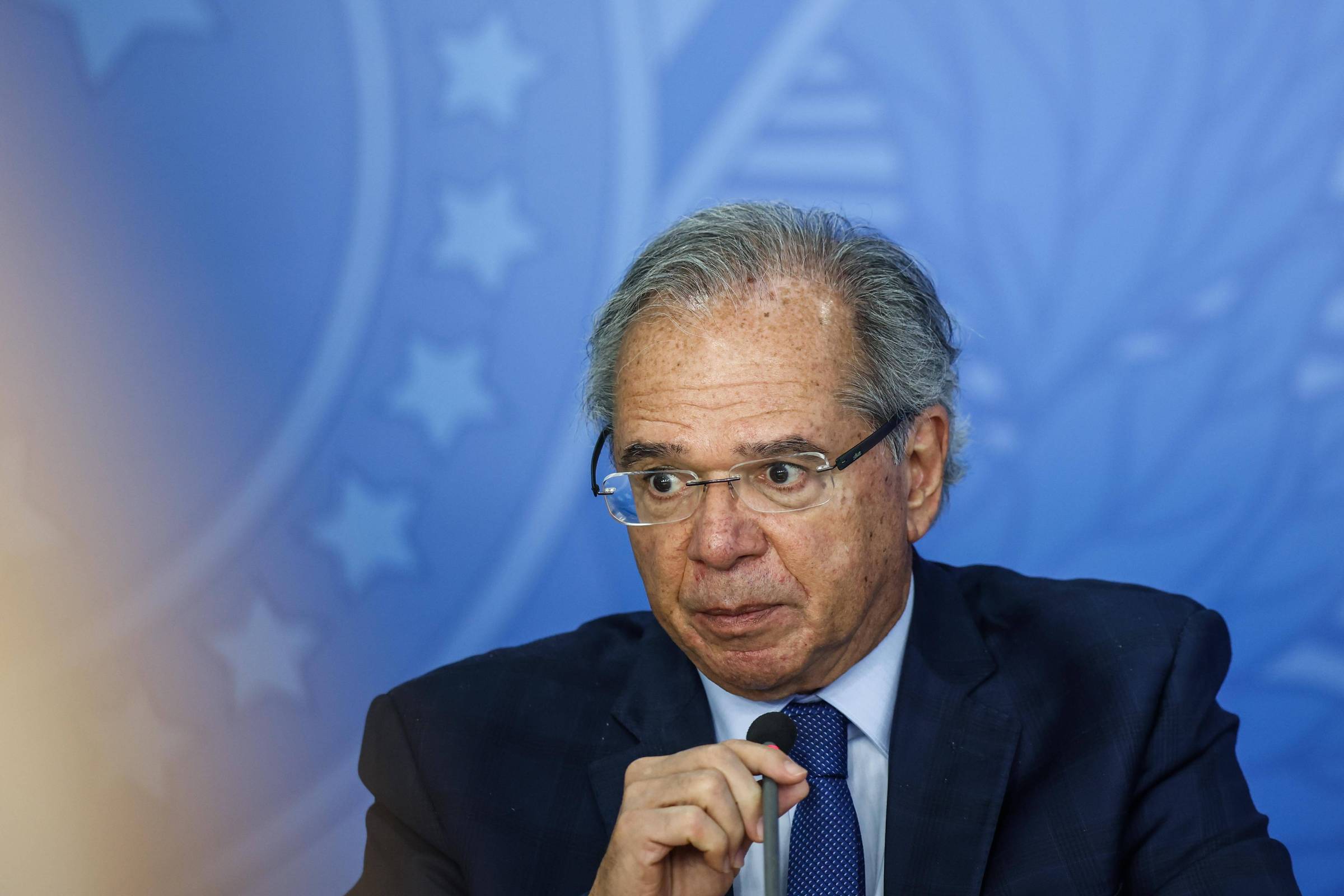 Paulo Guedes segue Bolsonaro e não 'passará a faixa' a Haddad