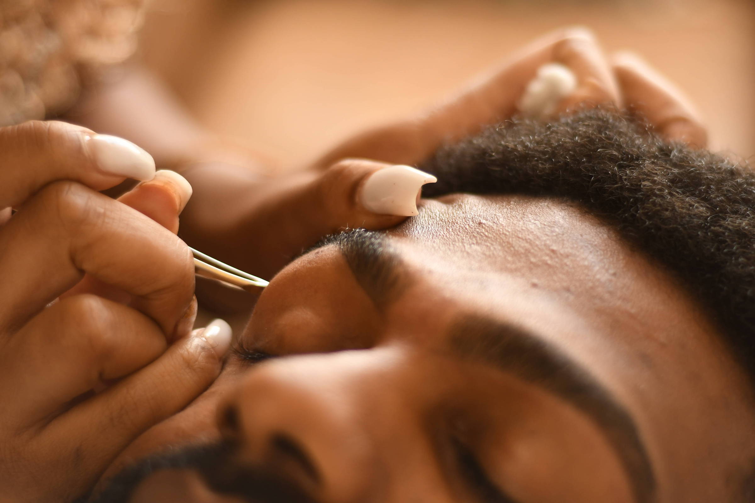 Como cuidar da pele negra, do rosto ao corpo, para mantê-la saudável e sem manchas