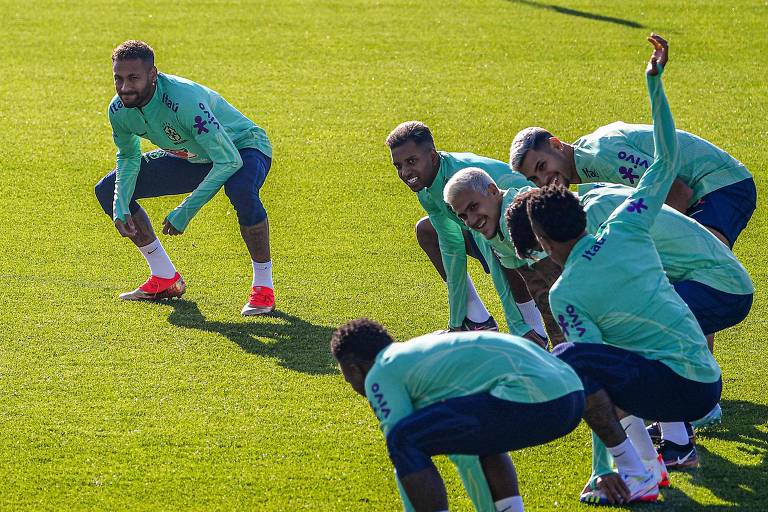 De cócoras no gramado, Neymar e seis colegas de seleção brasileira, que conversam entre si, participam do último treino da equipe em Turim antes da viagem ao Qatar para a Copa do Mundo