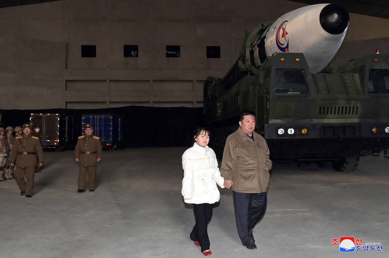 Kim Jong-un aparece com filha pela 1ª vez em lançamento de míssil