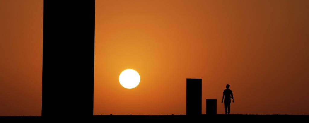 A escultura 'East-West/West-East', do americano Richard Serra, no deserto de Dukhan, em Doha
