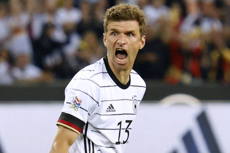 Com camisa  branca e calções pretos, o atacante alemão Thomas Müller grita na comemoração de gol contra a Itália na Liga das Nações