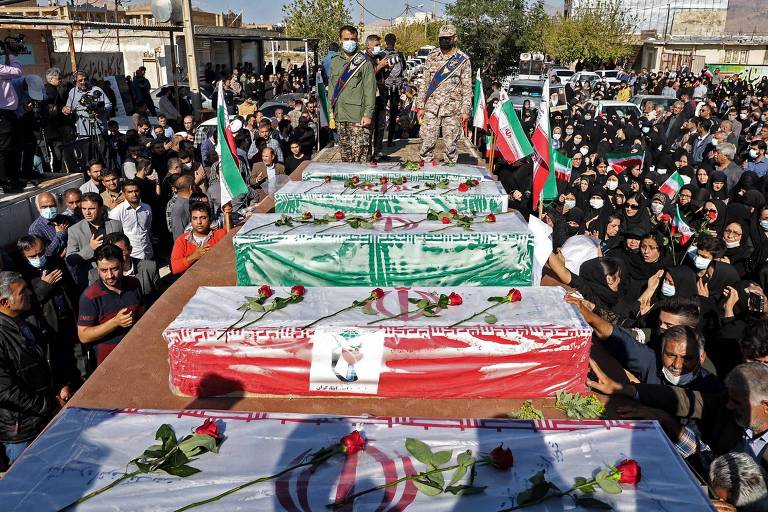 Iranianos acompanham funeral de mortos em um ataque a tiros em Izeh, na província de Cuzistão