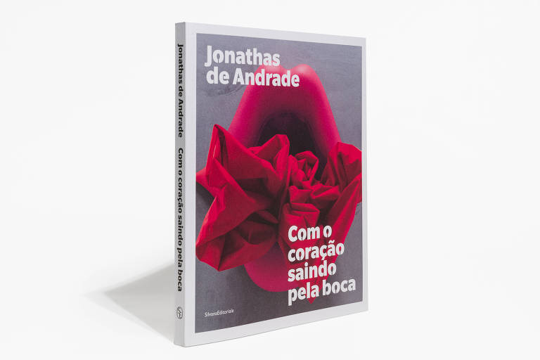 Livro "Com o coração saindo pela boca"de Jonathas de Andrade