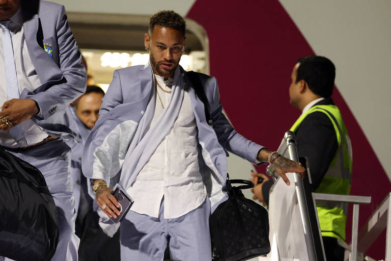 Neymar desembarca no Aeroporto Internacional de Hamad, na capital do Qatar, junto com a seleção brasileira