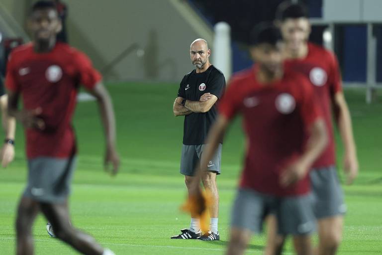 O técnico do Qatar, o espanhol Félix Sánchez, observa em Doha movimentação de jogadores em treinamento da seleção anfitriã da Copa do Mundo de 2022