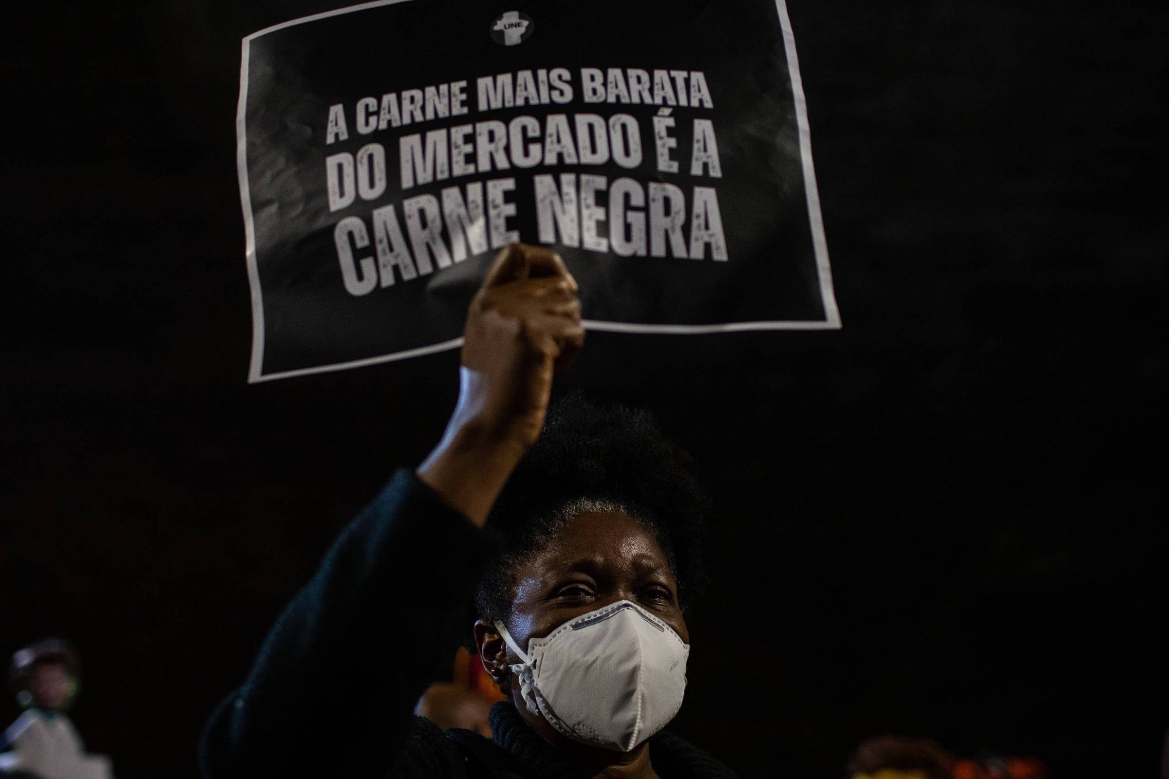 Redução de homicídios de negros no Brasil foi menor e mais lenta, diz Atlas da Violência