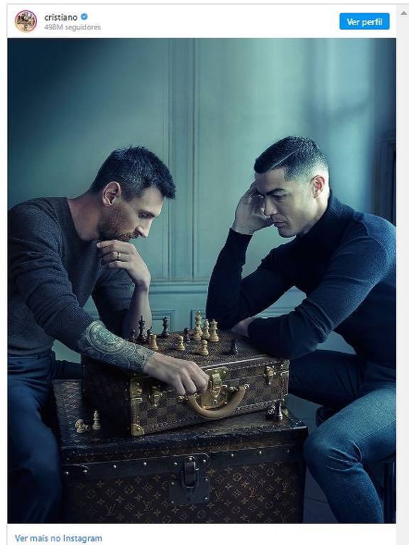 A imagem de Cristiano Ronaldo e Messi a jogarem xadrez um contra o