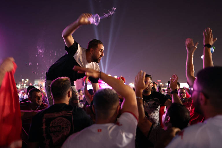 Torcedor festeja com cerveja na abertura da Fan Fest de Doha, capital do Qatar