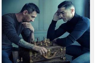 Cristiano Ronaldo jogando xadrez com Messi