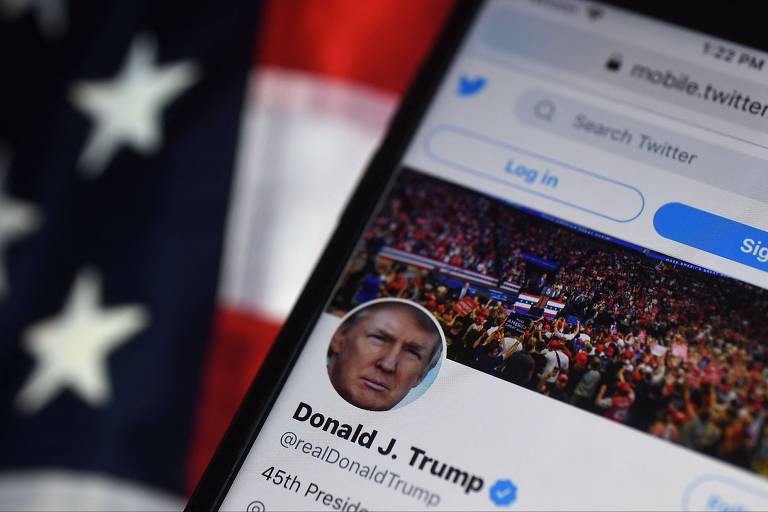 Ilustração com a conta de Donald Trump no Twitter e uma bandeira dos EUA atrás