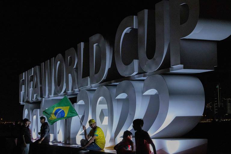 Brasil estreia na Copa sem regras para apostas esportivas após Bolsonaro segurar decreto