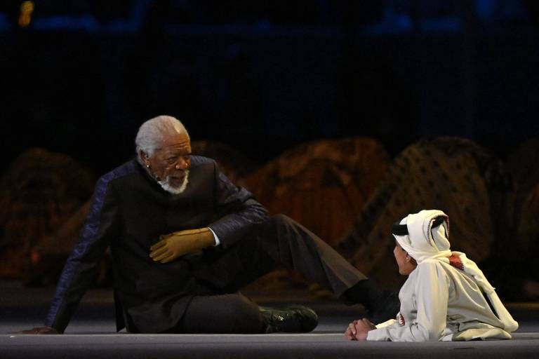 Morgan Freeman e o youtuber Ghanim al-Muftah durante cerimônia de abertura