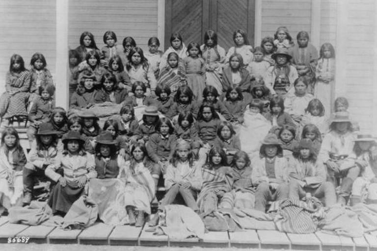 Durante mais de um século, milhares de crianças indígenas nos Estados Unidos foram separadas de suas famílias e enviadas para internatos. Na foto, grupo Apaches ao chegar à Escola Industrial Indígena de Carlisle, na década de 1880