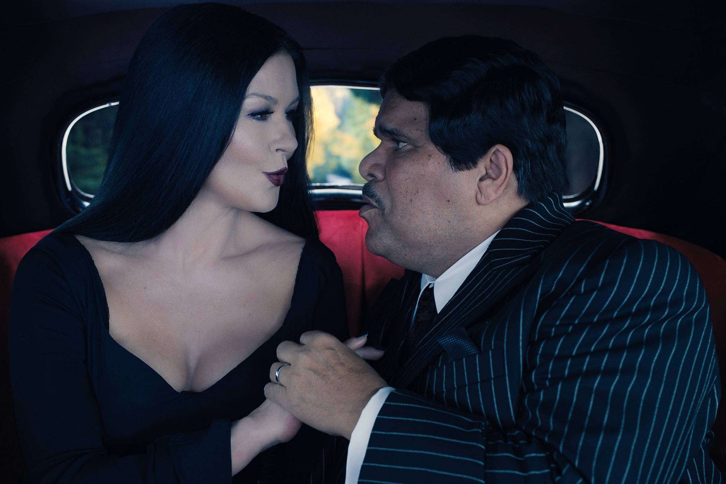 Catherine Zeta-Jones revive Mortícia Addams em Wandinha - 21/11/2022 - Cinema e Séries imagem