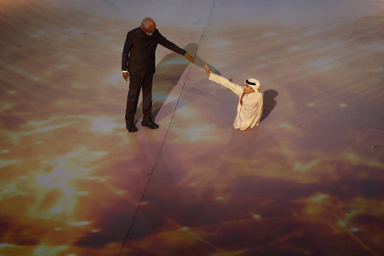 Morgan Freeman e o influenciador Ghanim al Muftah na abertura da Copa do Mundo do Qatar