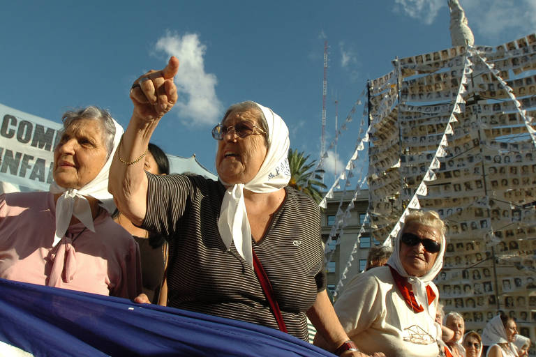 Mães da Praça de Maio atuam em memória dos desaparecidos na ditadura argentina