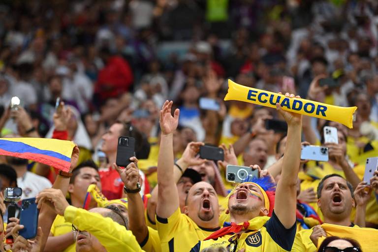 Usando amarelo, torcedores do Equador fazem festa no estádio Al Bayt antes da vitória por 2 a 0 sobre o Qatar no jogo inaugural da Copa de 2022