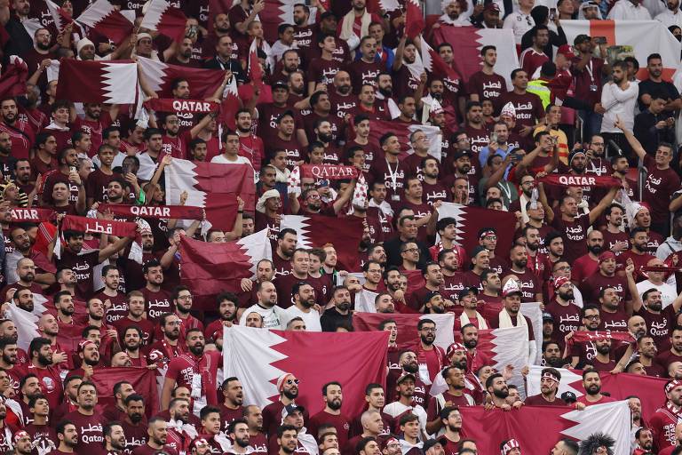 Homens eram a enorme maioria da torcida do Qatar no jogo contra o Equador, em Al Khor, durante a Copa do Mundo
