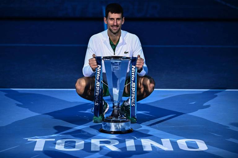 Djokovic com a taça de campeão do ATP Finals