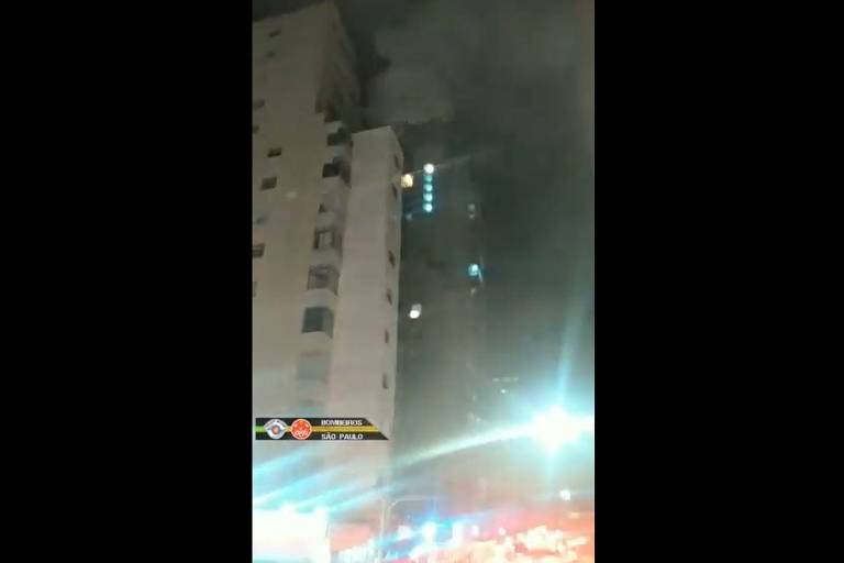 Imagem de prédio com fumaça saindo de apartamento no topo
