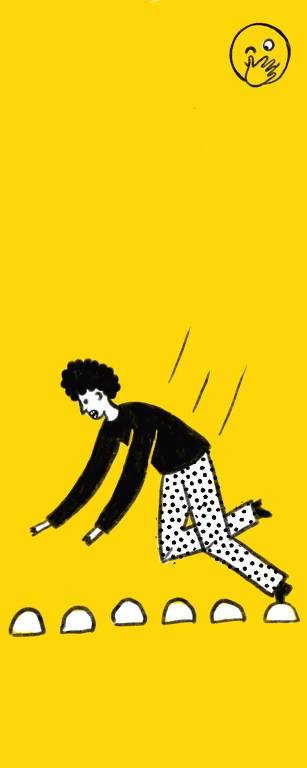 Desenho de um homem tropeçando no paralelepido e um emoji sorrindo com a mao na boca na parte superior. o fundo tem cor amarela e traços em preto e branco. 