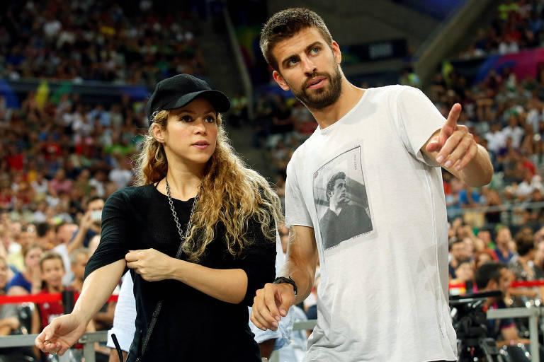 Gesto obsceno para Piqué? Shakira coça olho com dedo médio na frente do ex