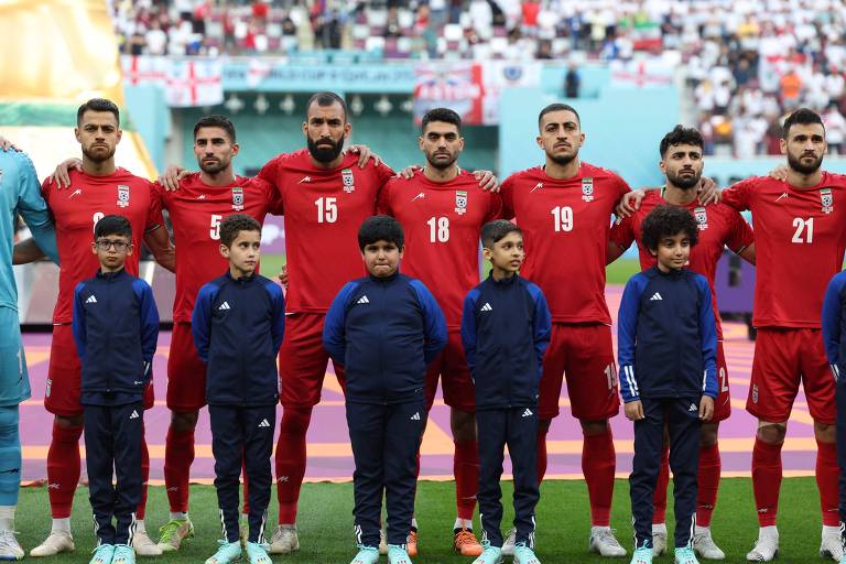 Jogadores do Irã durante a execução do hino do país no jogo contra a Inglaterra, em Doha