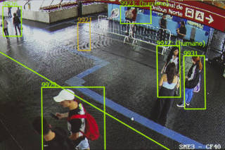 Metro de SP vai comecar  usar  tecnologia de reconhecimento facial na linha 3-vermelha.  Detalhe na telada demostracao do recurso (que segue pessos ao curzarem linhas) em tela no Centro de Controle do Metro no Paraiso