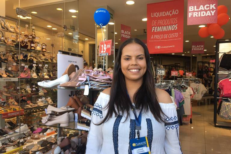 A gerente Laiane Santos Silva aposta no movimento da Black Friday para limpar os estoques neste mês
