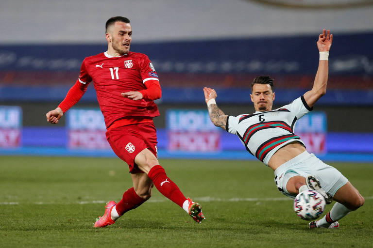 Filip Kostic chuta para marcar um gol na vitória sobre Portugal nas eliminatórias da Copa do Qatar