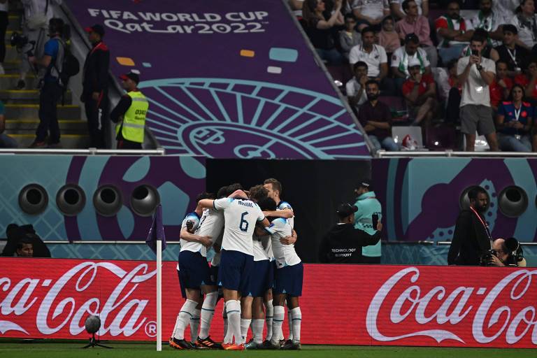Jogadores ingleses se abraçam para comemorar o segundo gol sobre o Irã