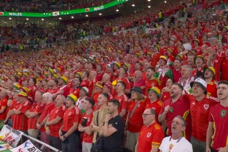 Torcida do País de Gales emociona ao cantar hino e conquista brasileiros