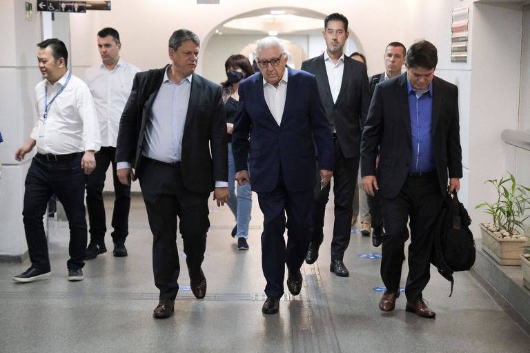 Tarcísio se reúne com Eduardo Bolsonaro antes de definir equipe de transição