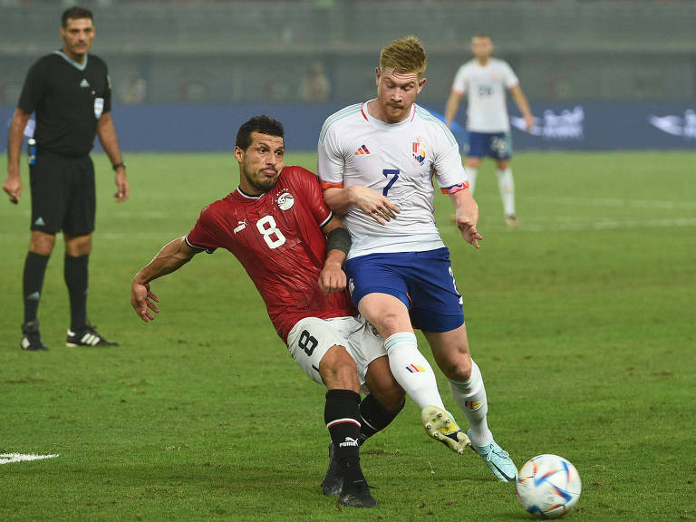 O belga Kevin De Bruyne disputa lance com o egípcio Tarek Hamed em amistoso pré-Copa