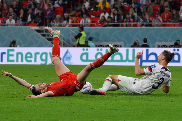 Gareth Bale, de País de Gales, e Walker Zimmerman, dos EUA, disputam bola
