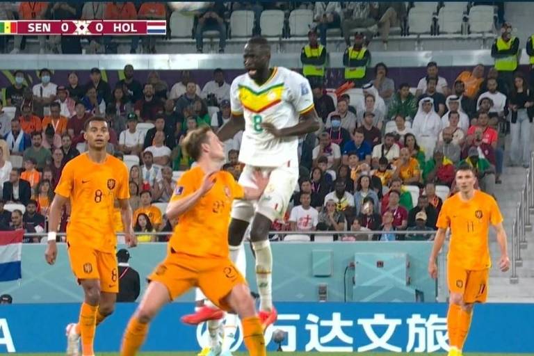 Mão 'boba' de jogador da Holanda no senegalês Cheikhou Kouyaté na Copa do Qatar